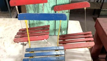1 Cajon Verde Y 3 Sillas Plegables Niño Con Averias