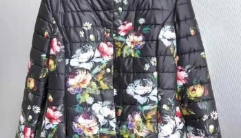 1 Campera floreada italiana, con botones talle L