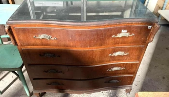 1 Comoda Francesa 1,02 x 0,43 x 0,93 alto  y 2 Sillas laqueadas Verdes