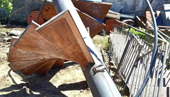 1 escalera con caño central