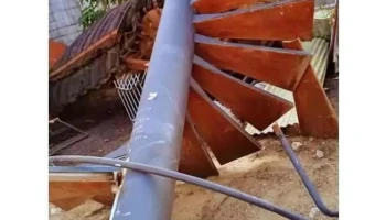 1 escalera de hierro
