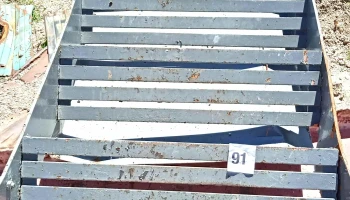 1 escalera de hierro