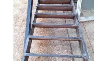 1 escalera de madera