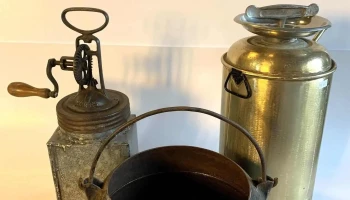1 Mantequera Con Faltantes, 1 Fumigadora En Bronce Ilsa Y 1 Olla De Hierro