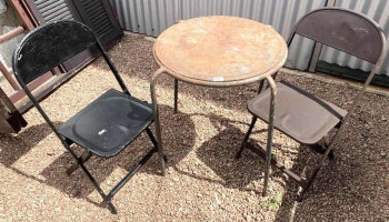 1 Mesa Y 2 Sillas Plegables De Chapa