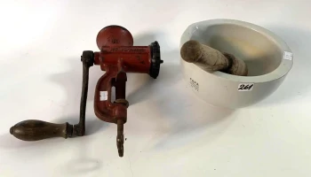 1 Mortero De Porcelana (0,19 Diam.) Con Pilon Y 1 Maquina Picar Carne N5 Esmaltada