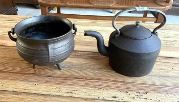 1 Olla 0,19 Diam, 0,17 Alto Y 1 Caldera De Hierro 0,15 Alto