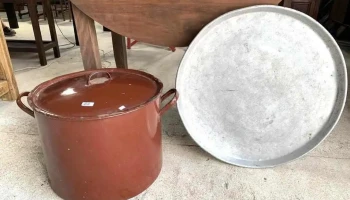 1 Olla Esmaltada Con Tapa (75 Litros) 0,50 Diam. X 0,38 Alto Y 1 Asadera Circular 0,69 Diam