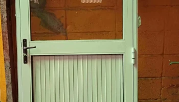 1 puerta de aluminio
