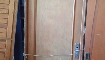 1 puerta de cedro