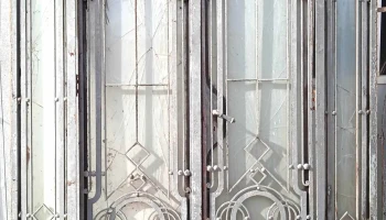 1 puerta de medio punto de hierro antigua