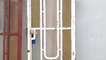 1 puerta de una hoja de hierro antigua