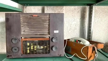 1 Radio 12 Volts Y 1 Telefono Tester Tecnico