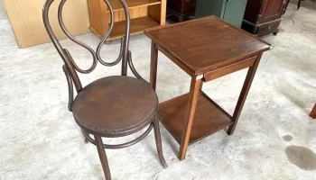 1 Silla De Viena Y Mesa Auxiliar C/ Cajon 0,50 X 0,45 X 0,68 Alto