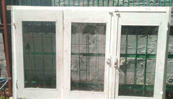 1 ventana de madera de 3 hojas