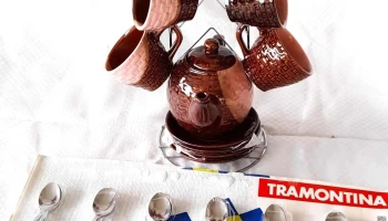 12 cucharitas y tetera con 4 tazas con platillo