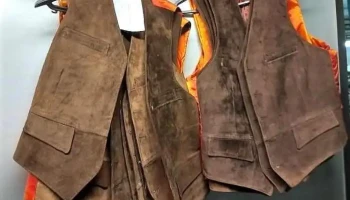 13 Chalecos de hombre en cuero marrón varios talles