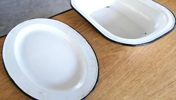 2 fuentes esmaltadas blancas una oval y otra rectangular