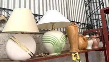 2 Lamparas, 2 Bases De Lampara Y 2 Adornos En Madera