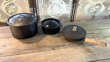 2 Ollas De Hierro Con Tapa Diam 0,23 Y 0,30) Y 1 Sarten En Hierro( Diam 0,25)