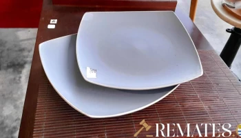 2 platos color gris de loza cuadrados