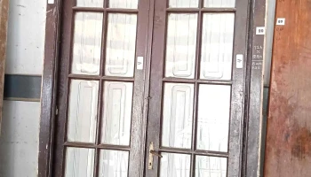 2 puertas de madera de dos hojas vidriadas con postigos