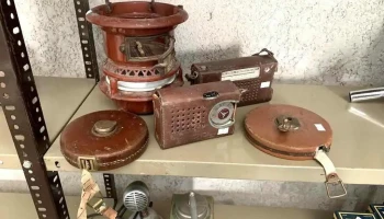 2 Radios Spika Y Mitsubishi C/ Estuche ,1 Calentador Mechero Y 2 Cintas Metricas Cuero