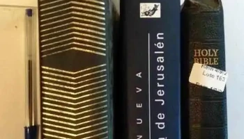 3 Biblias diferentes (1 en Ingles)