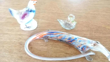 3 piezas de vidrio 2 de vidrio y una de loza blanca