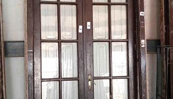 3 puertas de madera de dos hojas vidriadas con postigos
