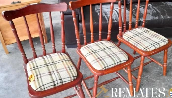 3 sillas de madera estilo wuinsor con tapizado a la vista