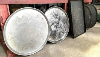 4 Asaderas Circulares 0,69 Diam. Y Una Rectangular 0,79 X 0,54