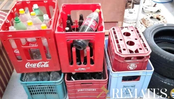 4 esqueletos de casilleros y botellas varias