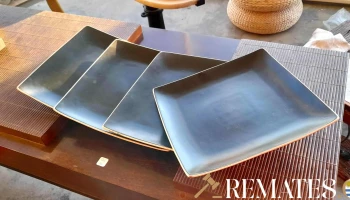 4 platos cuadrados negros