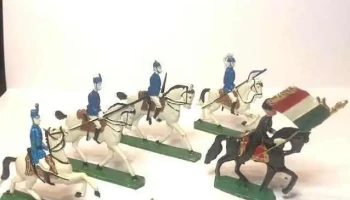 4 soldaditos de plomo, uno de ellos a caballo