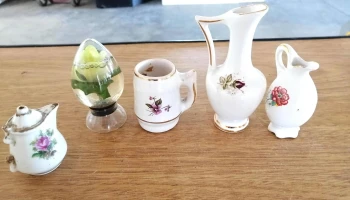 5 adornos de de loza blancos pequeños