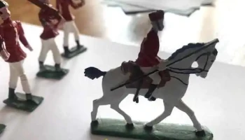 5 soldaditos de plomo uno a caballo