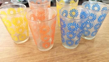6 vasos de vidrio bajos de colores rojos azul y amarillo