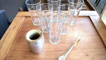 6 vasos de vidrio mate y bombilla