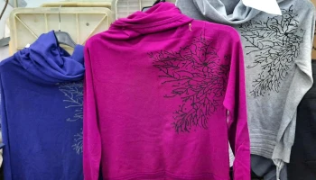 78 Buzos de diseño en tres colores con cuello largooo: 28 fuxias, 24 violeta y 24 grises
