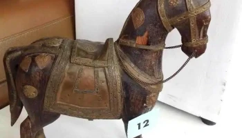 adorno caballo de madera y bronce