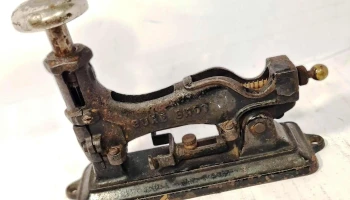 Antigua engrampadora en hierro gran tamaño