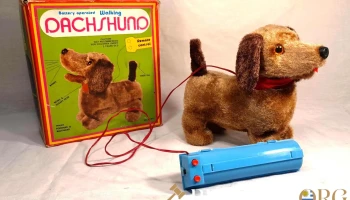 Antiguo perro a pila con control funcionado en su caja