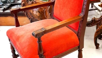 Antiguo sitial super firme ,tapizado