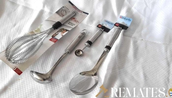 batidor, dos cucharones y una cucharita todo en acero inox