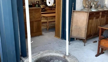 Brocal De Aljibe O Pozal En Granito Esculturado Con Polea Y Cigueño En Hierro Negro (1,04 Diam. X 2m Alto)