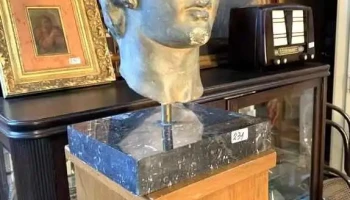 Busto Griego Y Pedestal De Madera