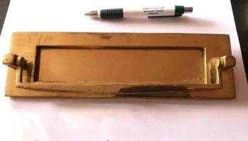 Buzonera de bronce con tapa