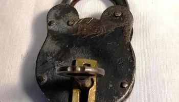 Candado antiguo con siglas Ferro Carriles Midland