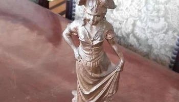 centro de mesa en metal con forma de mujer